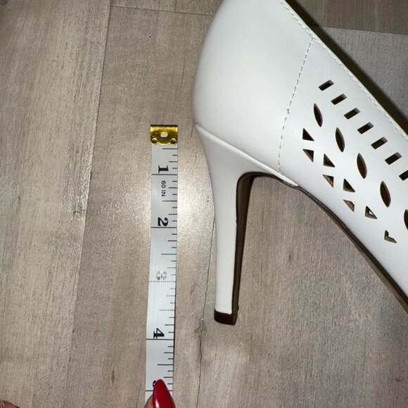 White high heels with laser cut design - Picture 4 of 4